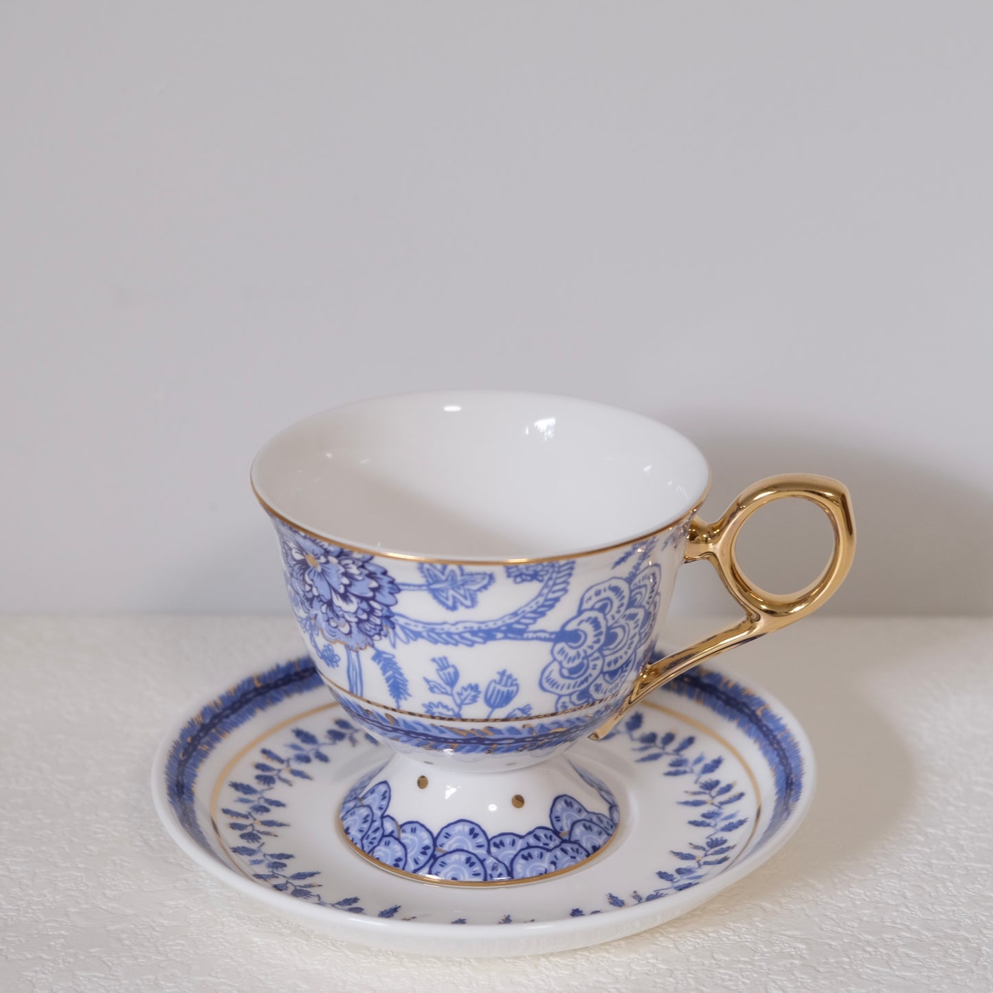 Tazza e piattino in porcellana blu e bianca