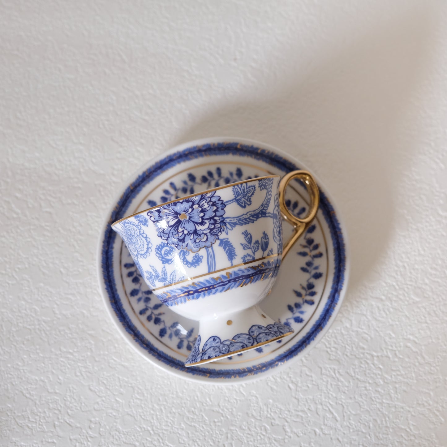 Tazza e piattino in porcellana blu e bianca
