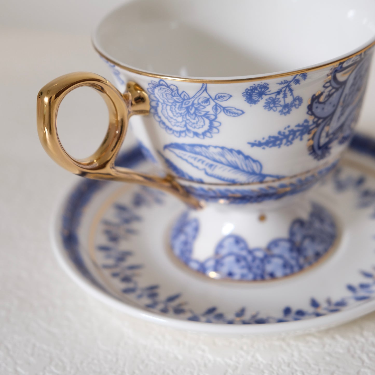 Tazza e piattino in porcellana blu e bianca