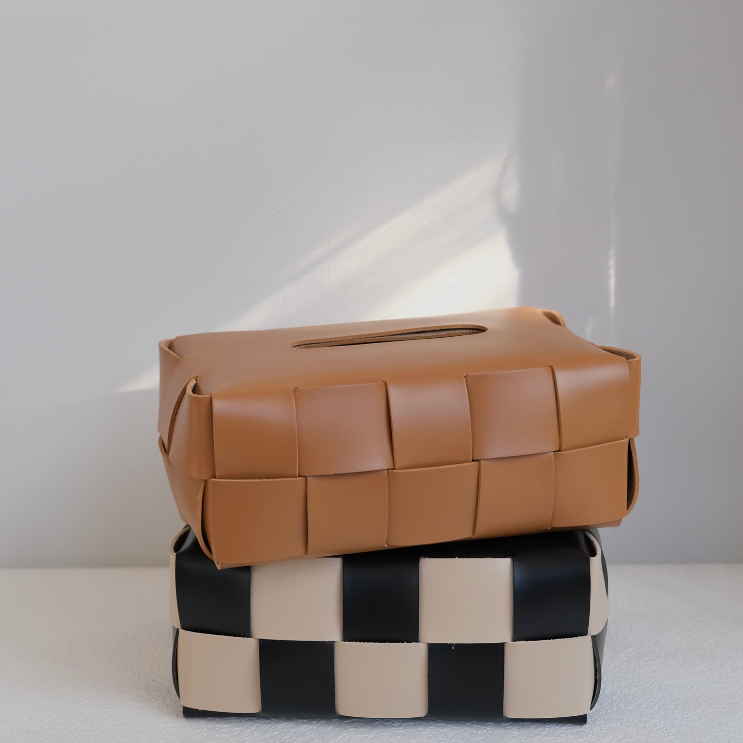 Scatola di fazzoletti con decorazione in pelle